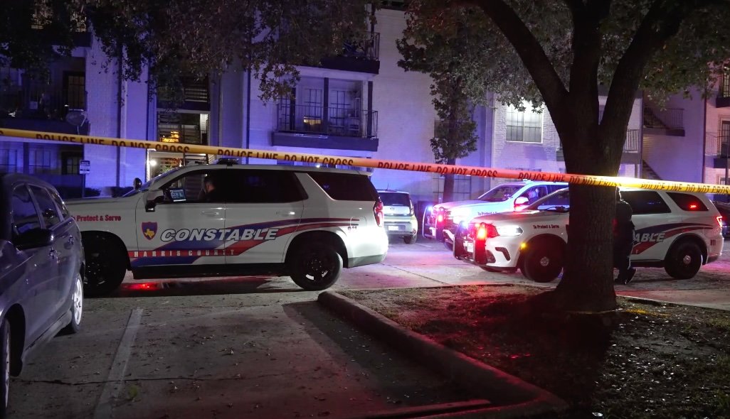 Niña de 4 años muere tras balearse con arma que halló en clóset de la mamá: policía