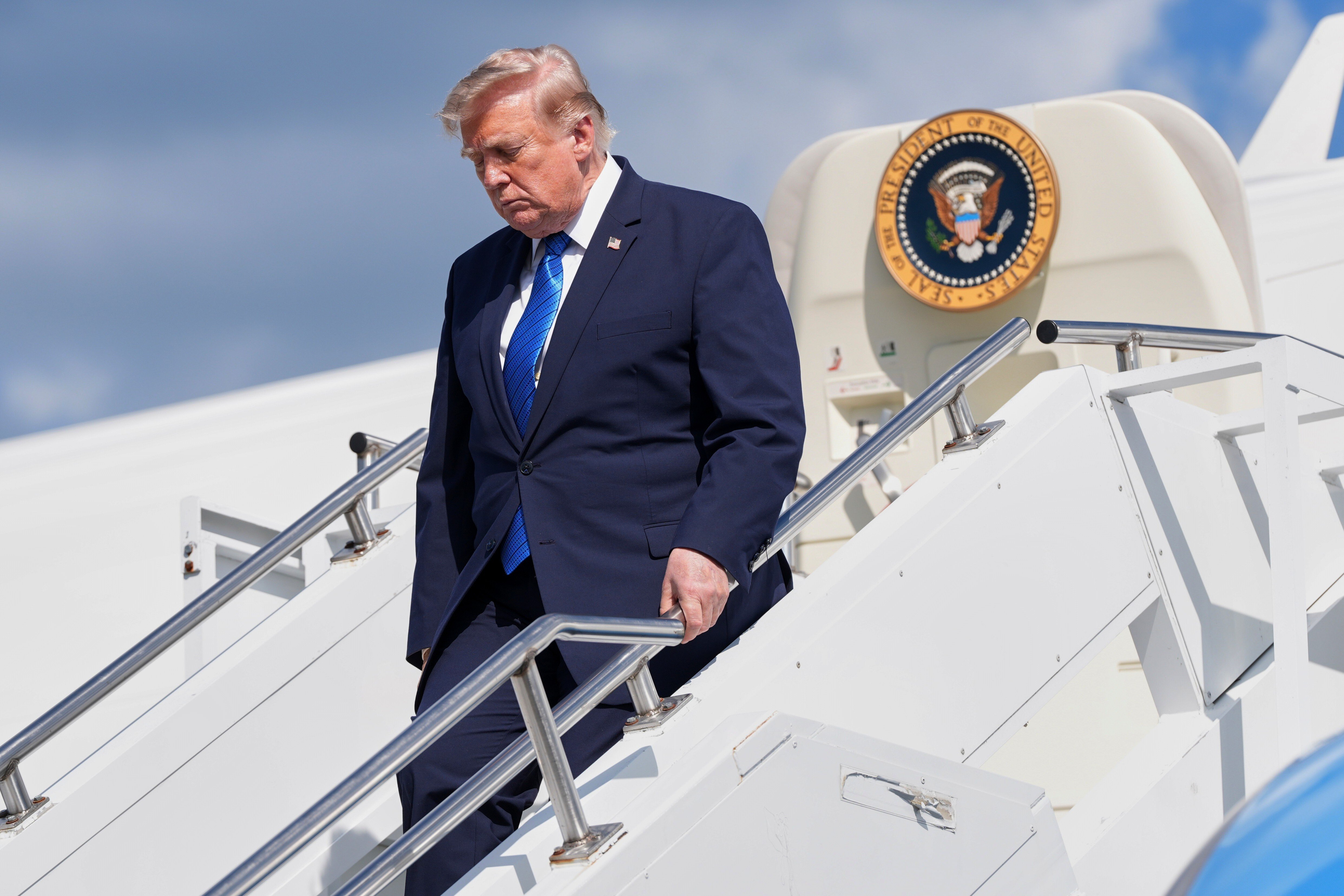 Trump afirma que pausará ataques contra Irán tras acordar las bases para poner fin a la guerra