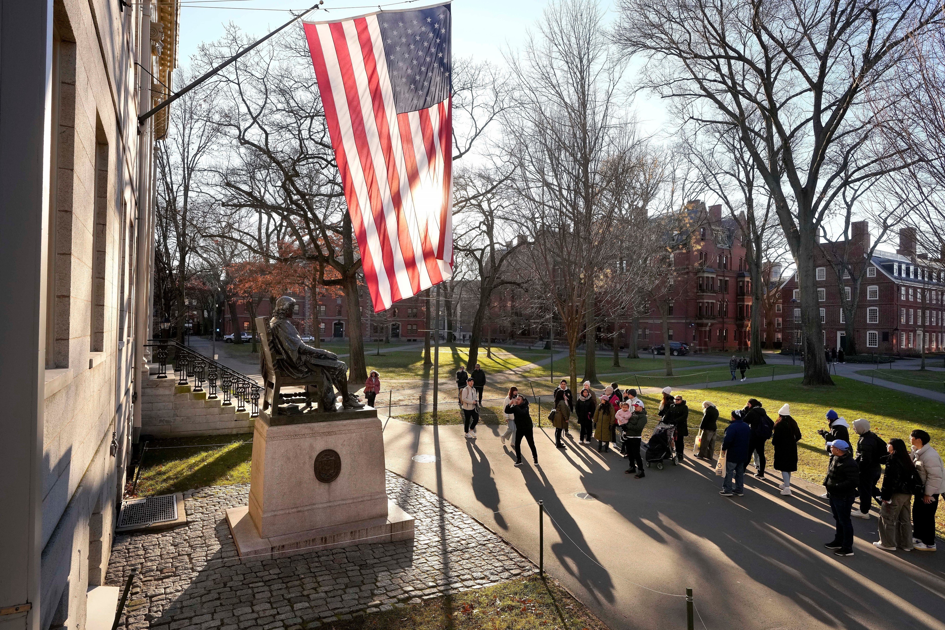 Escuelas que brinden ayudas por motivos de raza perderían su exención fiscal, propone Trump