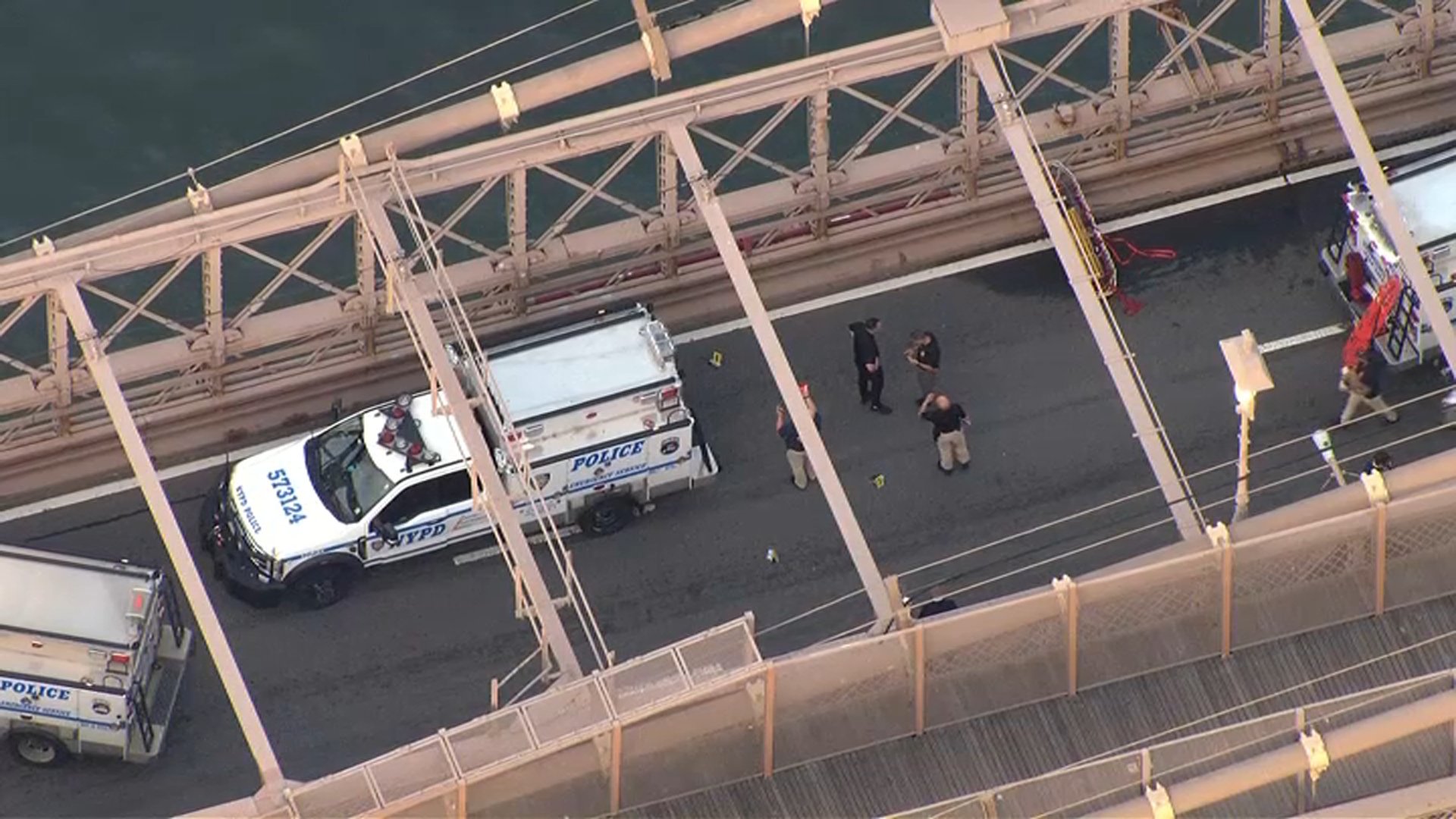 Abaten a sospechoso armado con un cuchillo que escalaba cables del puente de Brooklyn en NYC