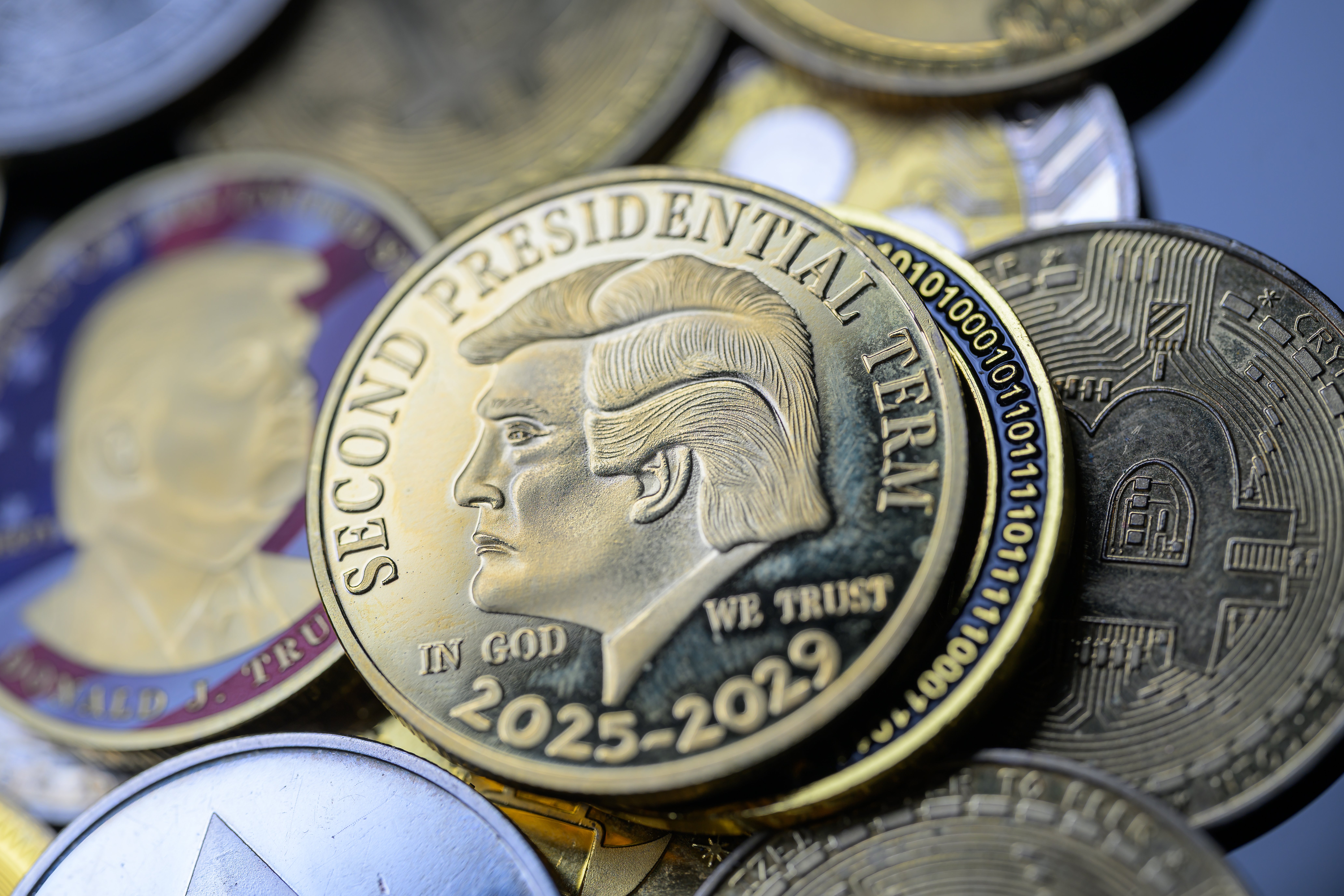 Sale a la venta moneda de $1 con el rostro del presidente Trump