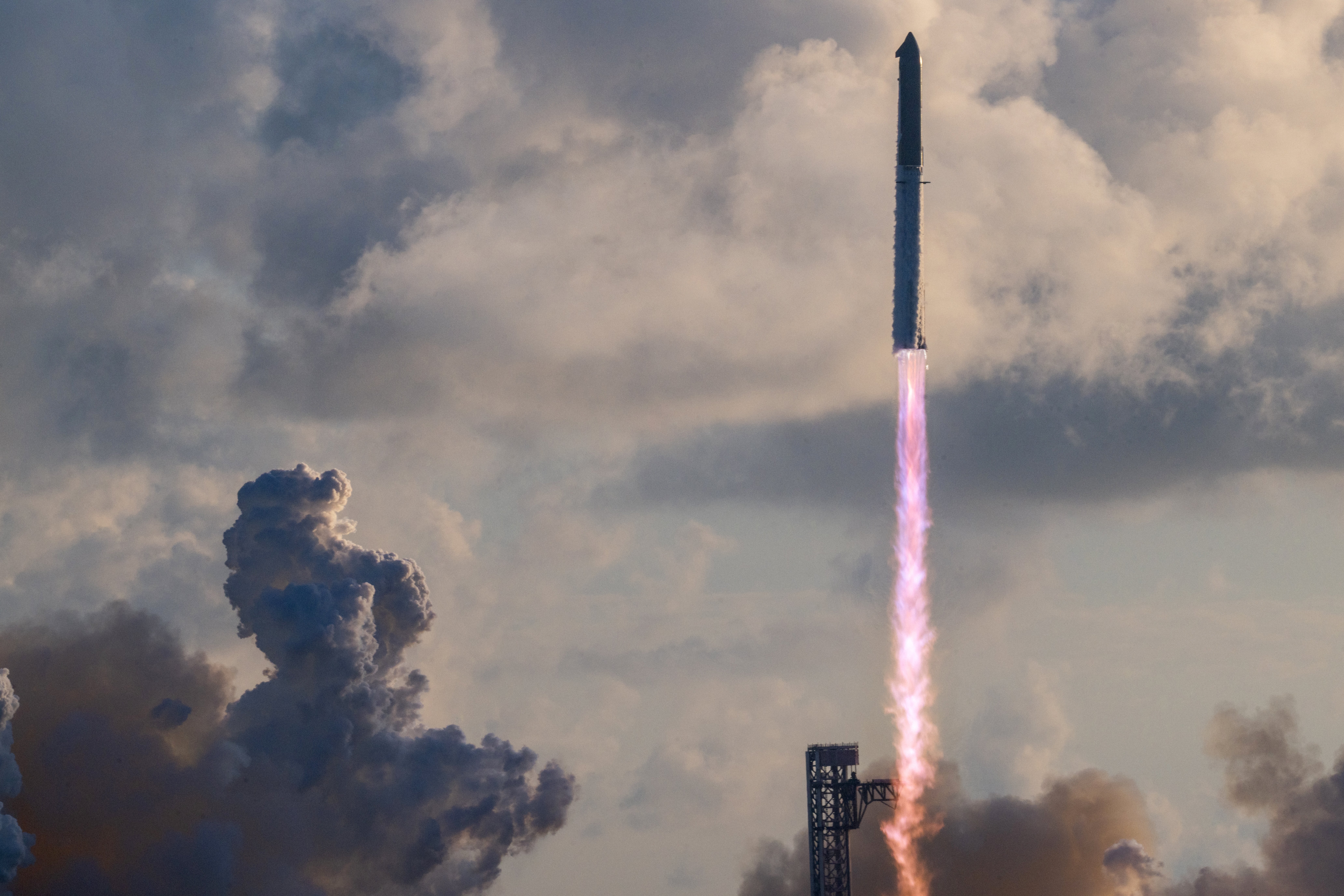 Desde Texas, SpaceX lanza por primera vez a órbita el gigantesco cohete Starship