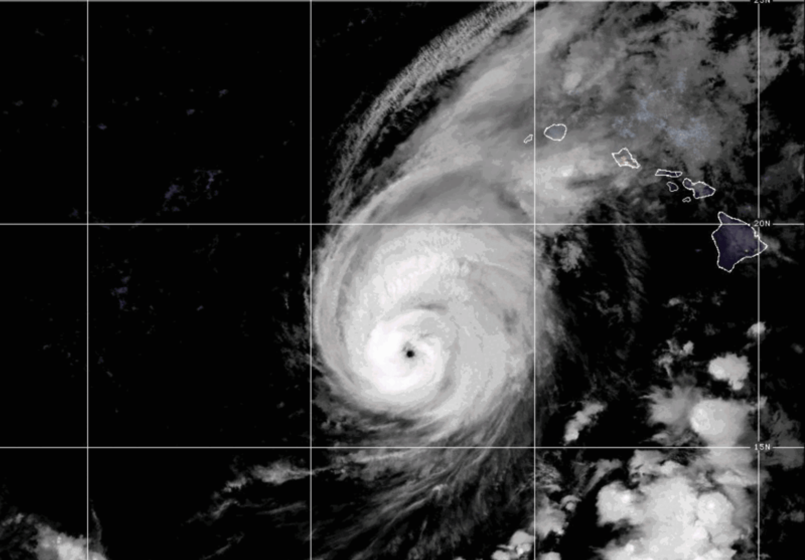 Huracán Lowell de categoría 3 amenaza con dejar fuertes lluvias e inundaciones en islas de Hawaii