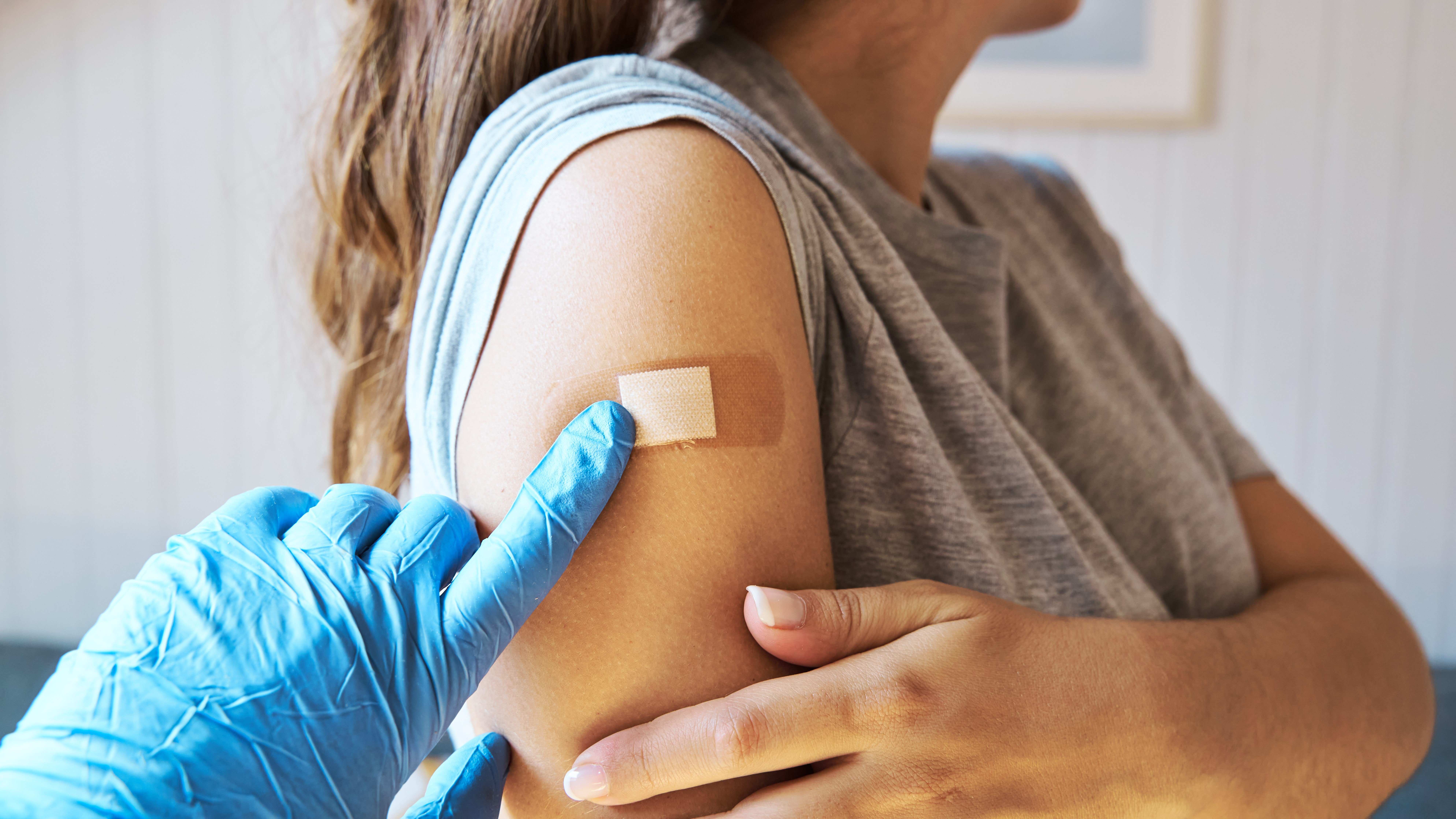 Vacunas contra COVID-19, gripe y RSV: cuáles son las últimas recomendaciones para el otoño