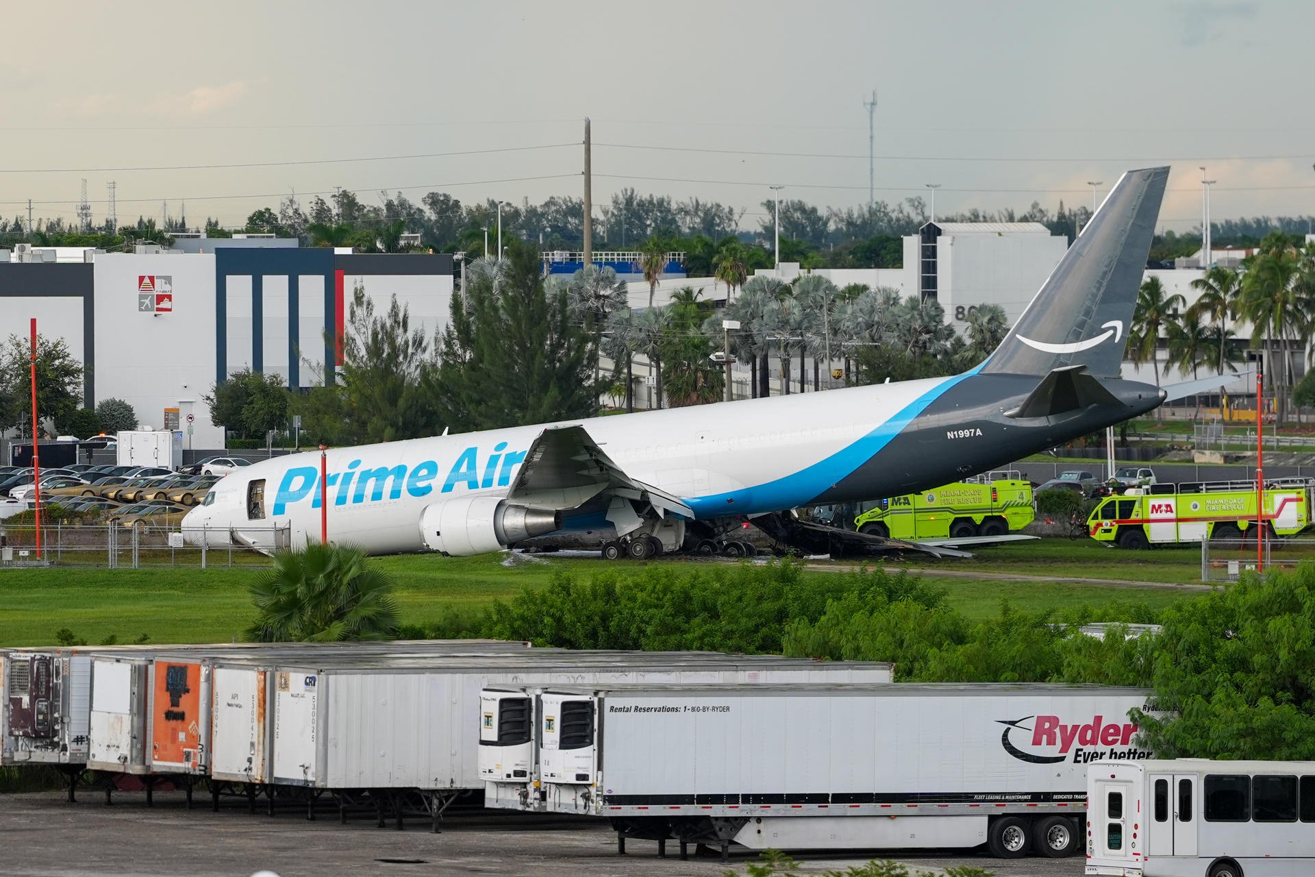 Avión de Amazon que se estrelló en Miami chocó con una camioneta con 7 pasajeros
