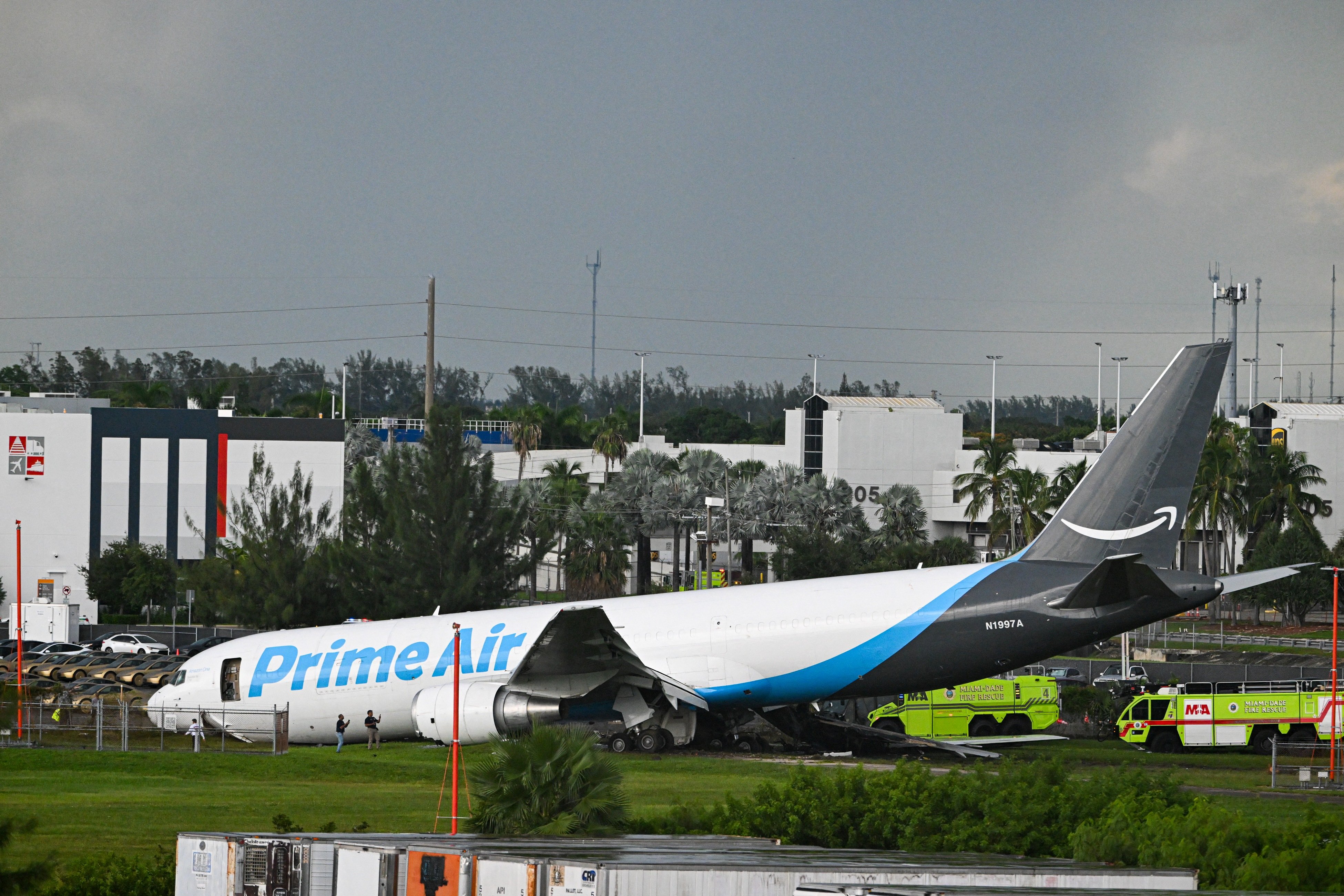 Avión de Amazon rebasa la pista y se incendia en el aeropuerto de Miami; mueren 5 personas