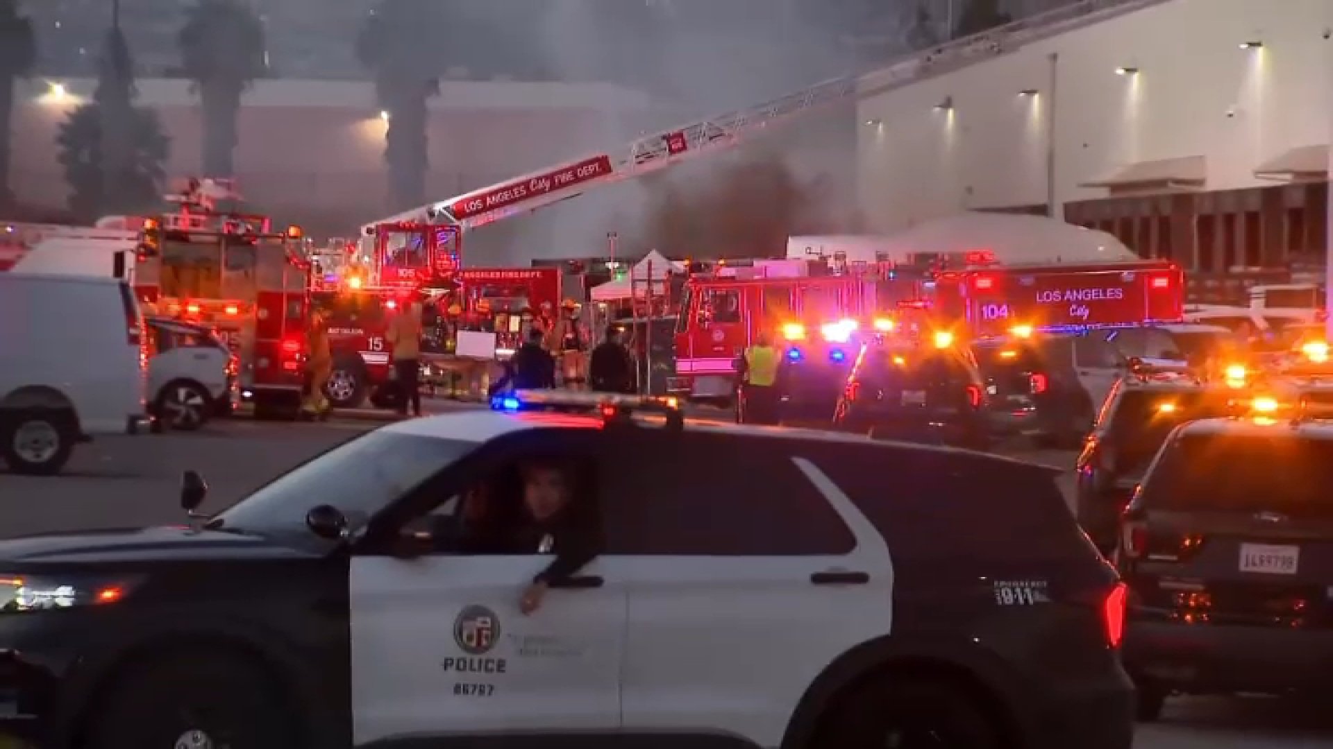 Se estrella un helicoptero en zona comercial de Los Ángeles, informan autoridades