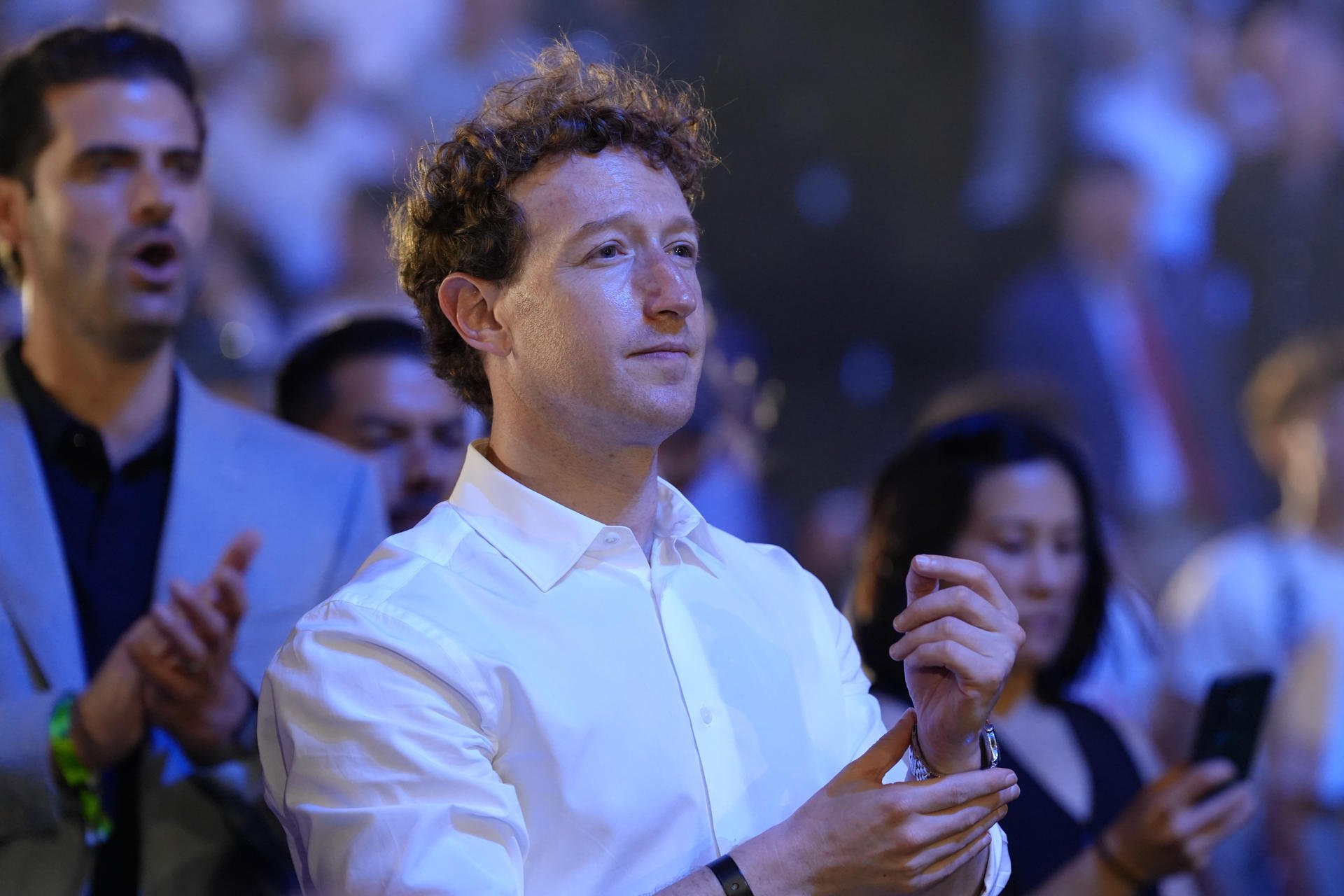 Zuckerberg defiende la IA ante alertas de regulación y la llama “superinteligencia”