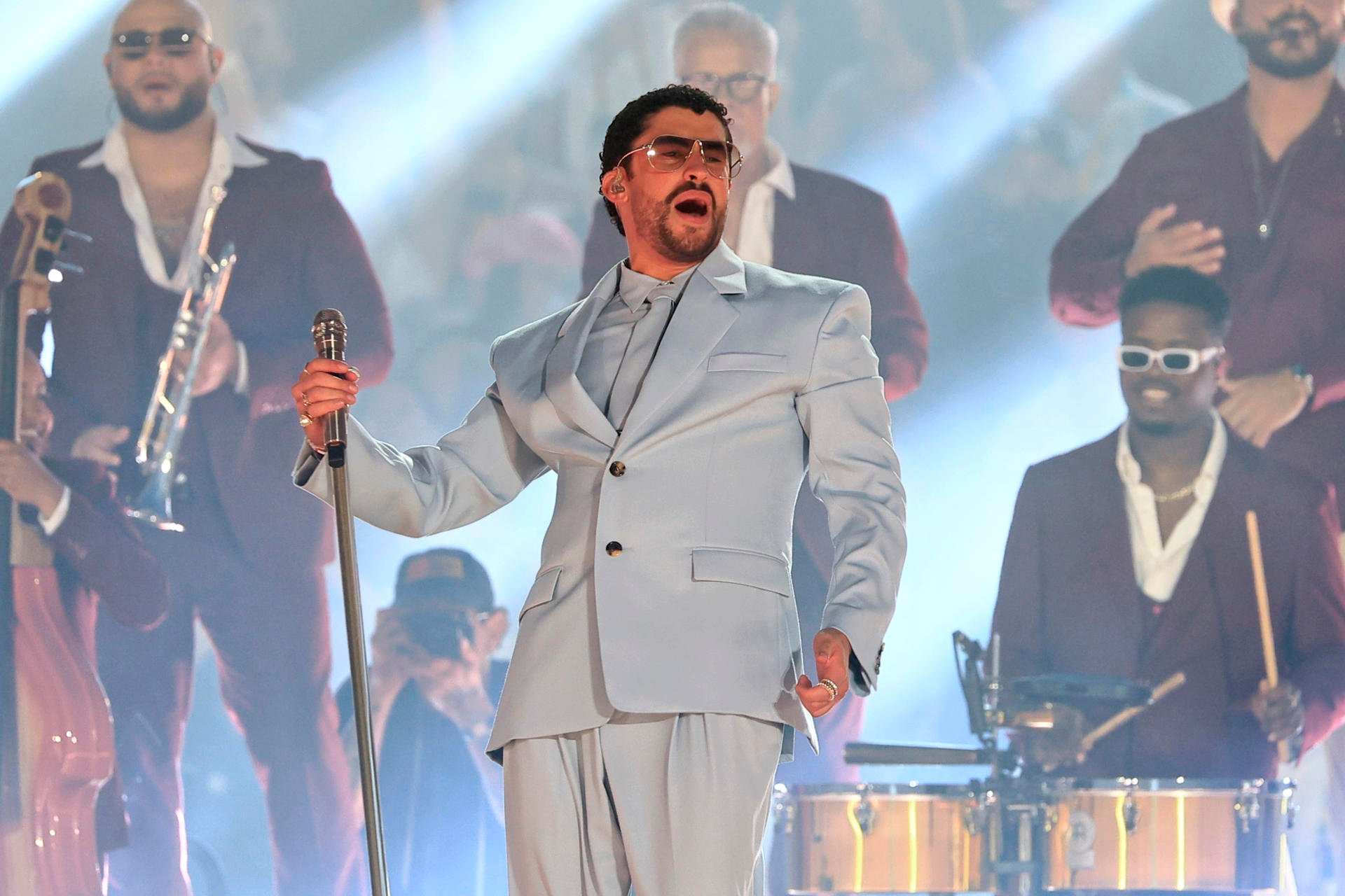 Bad Bunny gana su primer Emmy por su espectáculo de medio tiempo en el Super Bowl