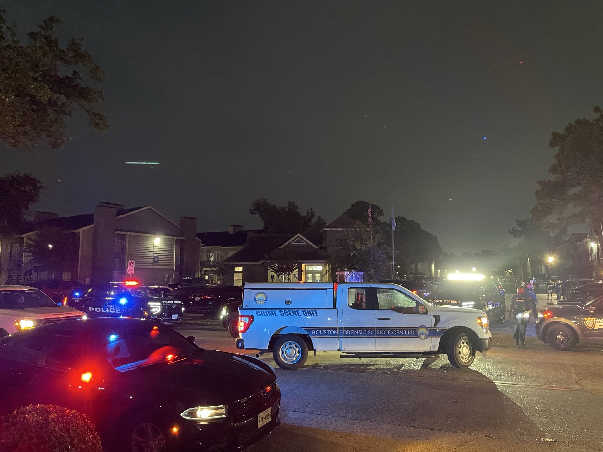Investigan muerte de hombre y mujer tras tiroteo en Houston