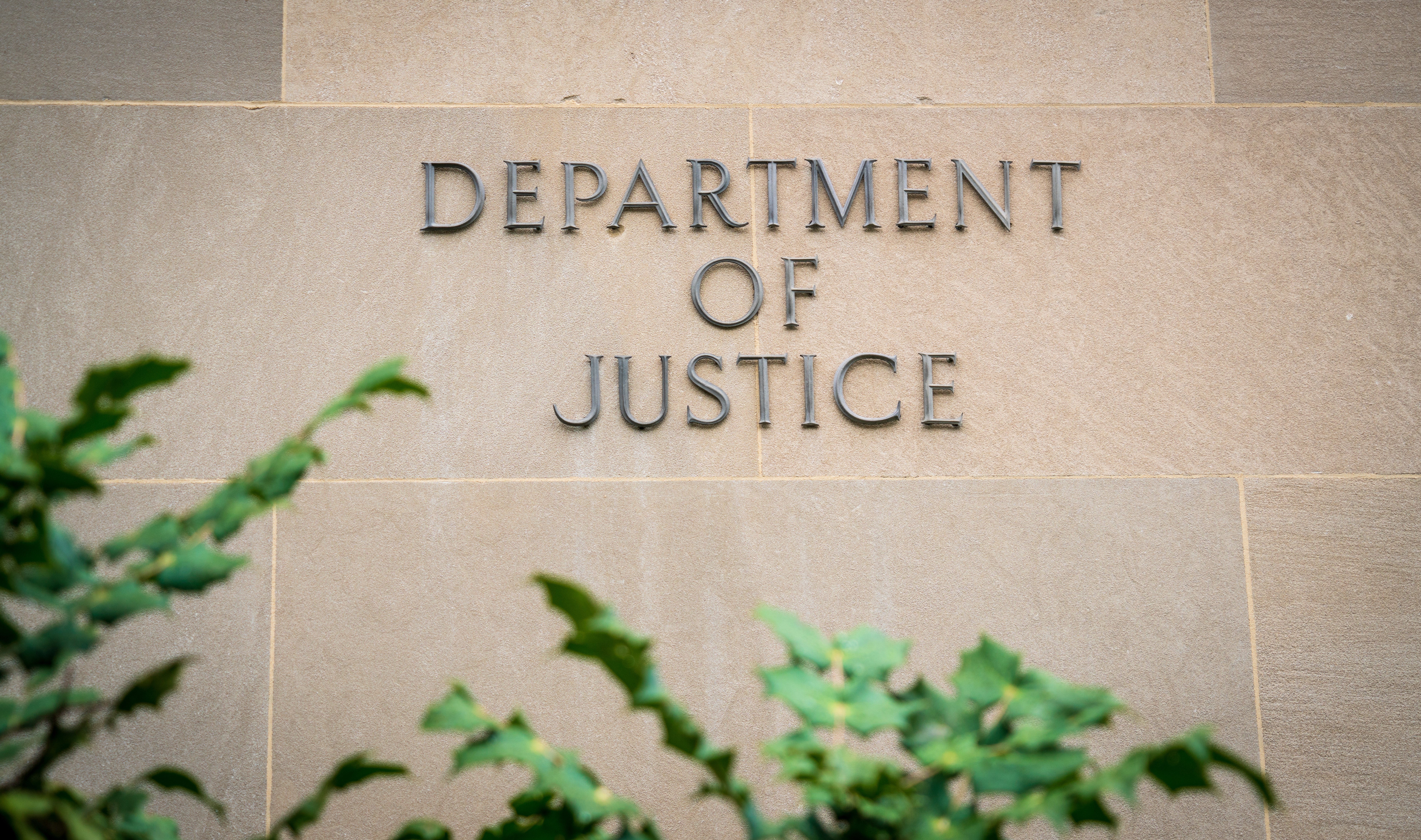 Estados deben reportar a inmigrantes indocumentados para recibir fondos federales, dice DOJ