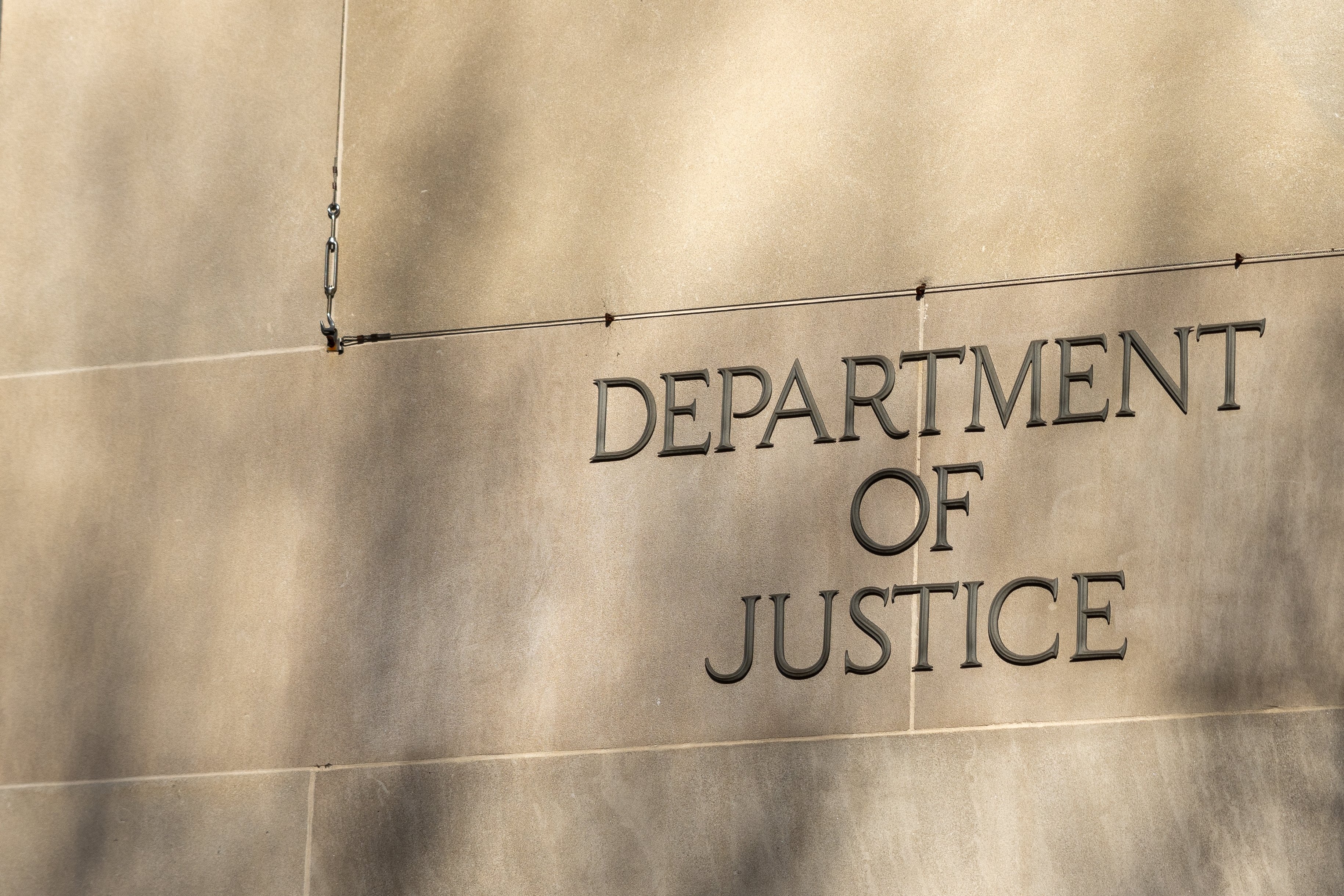 Estados deben reportar a inmigrantes indocumentados para recibir fondos federales, dice DOJ