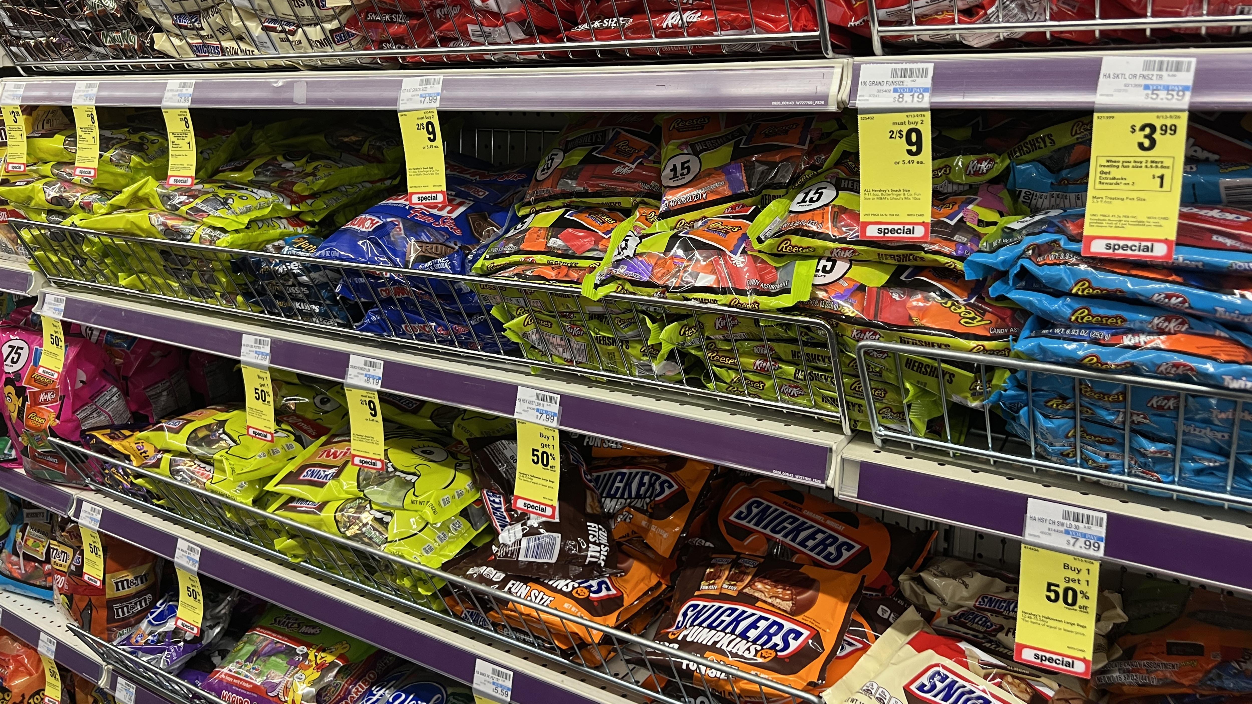 Pese a una economía incierta, estadounidenses se preparan para gastar en dulces de Halloween