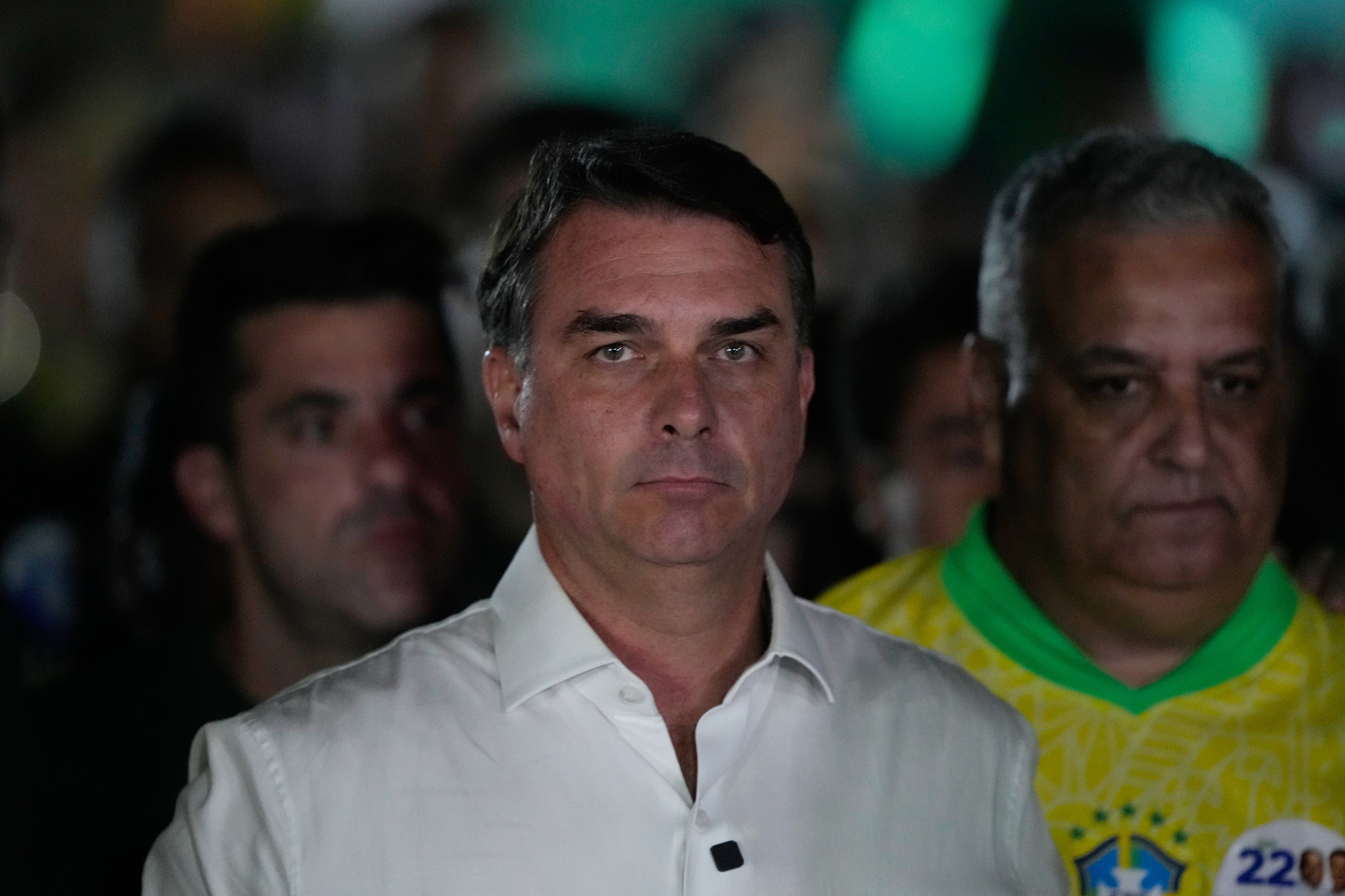Flávio Bolsonaro deja Brasil rumbo a EEUU tras su derrota electoral, según reportes