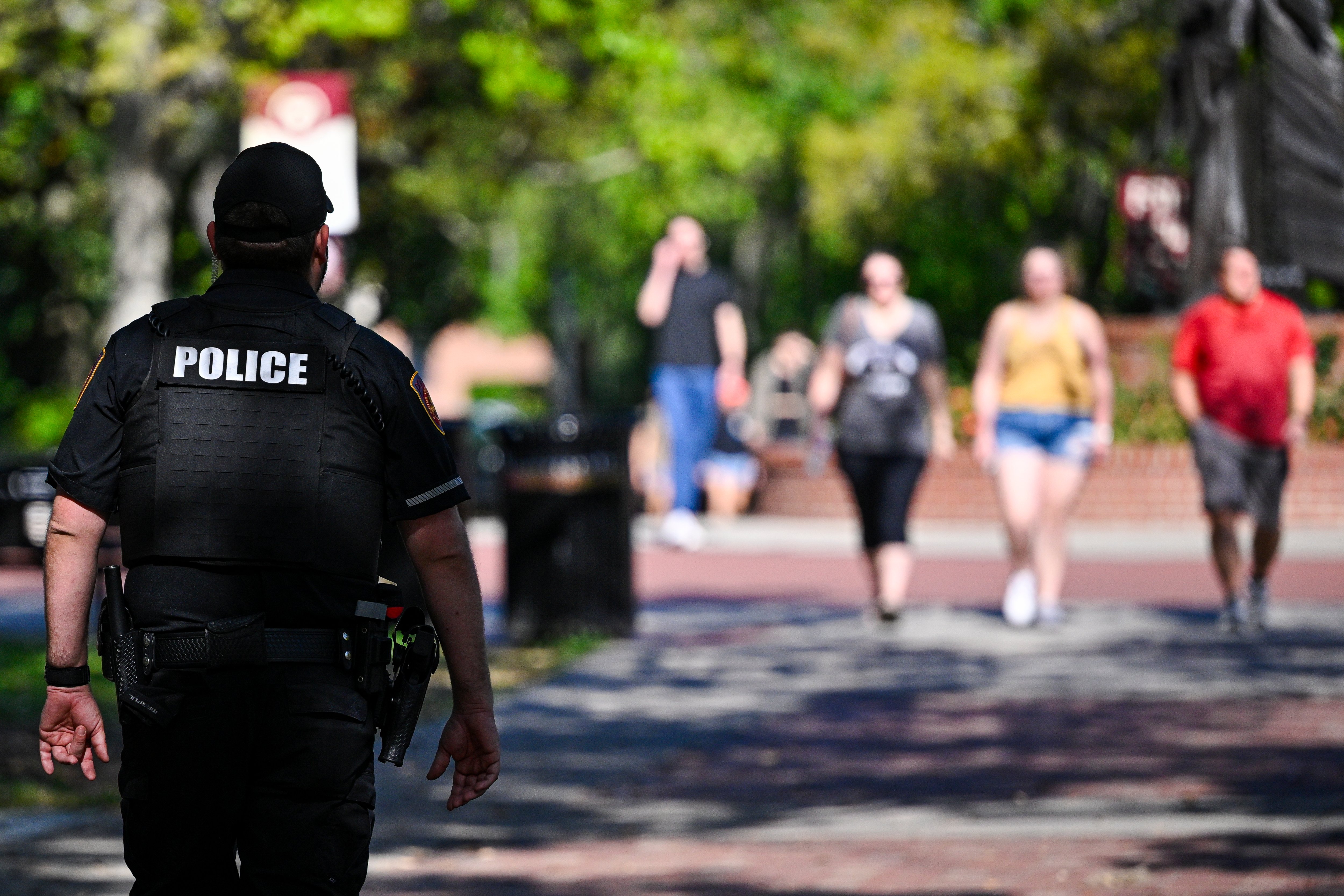 Tiroteo cerca de estadio universitario de Florida deja 12 heridos, incluidos menores