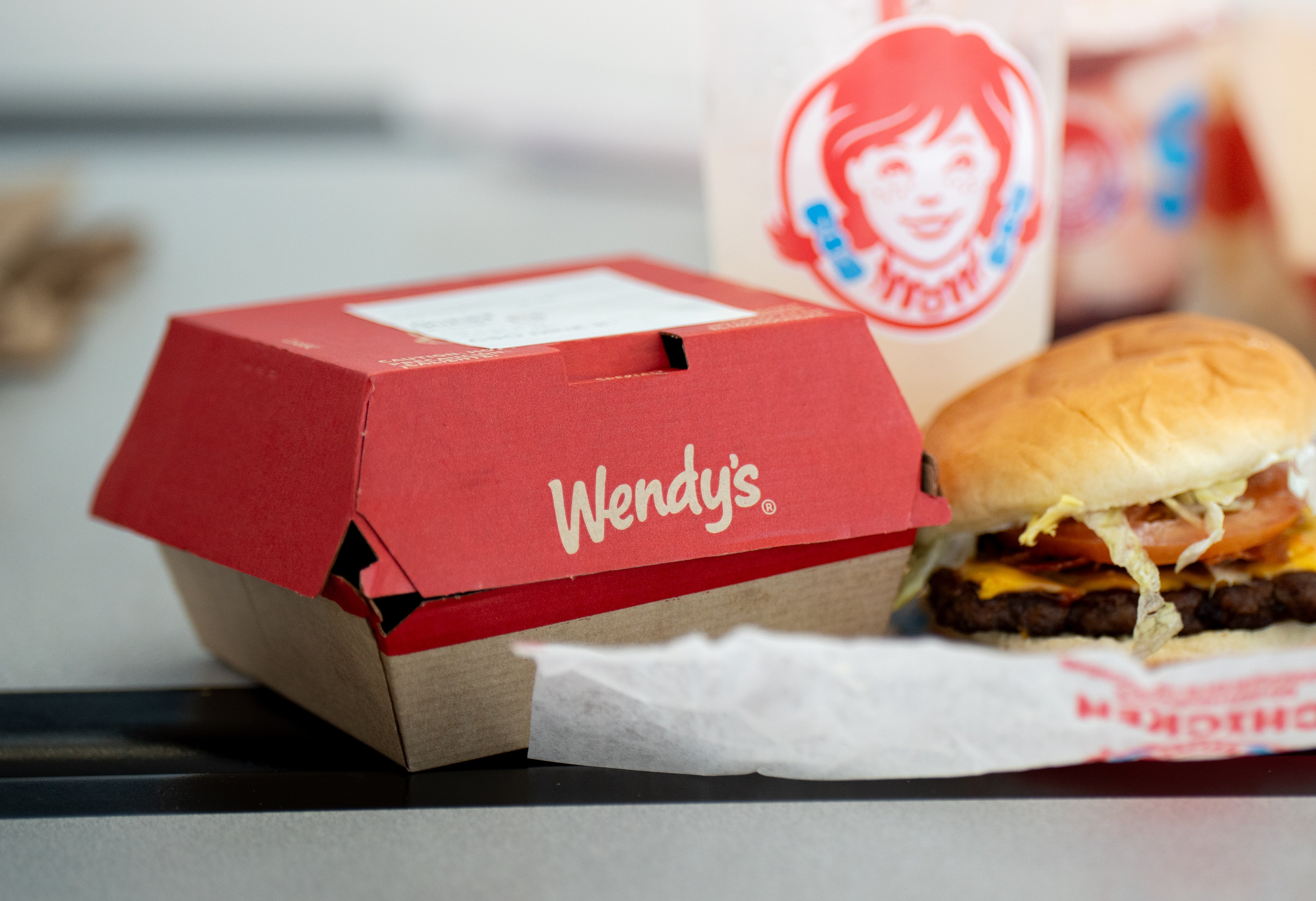 Wendy’s, que enfrenta dificultades por los precios de la carne, recibe una oferta de compra