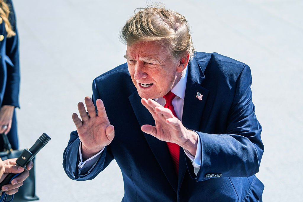 Revés para Trump: juez amplía orden que prohíbe al gobierno vetar a medios de la Casa Blanca