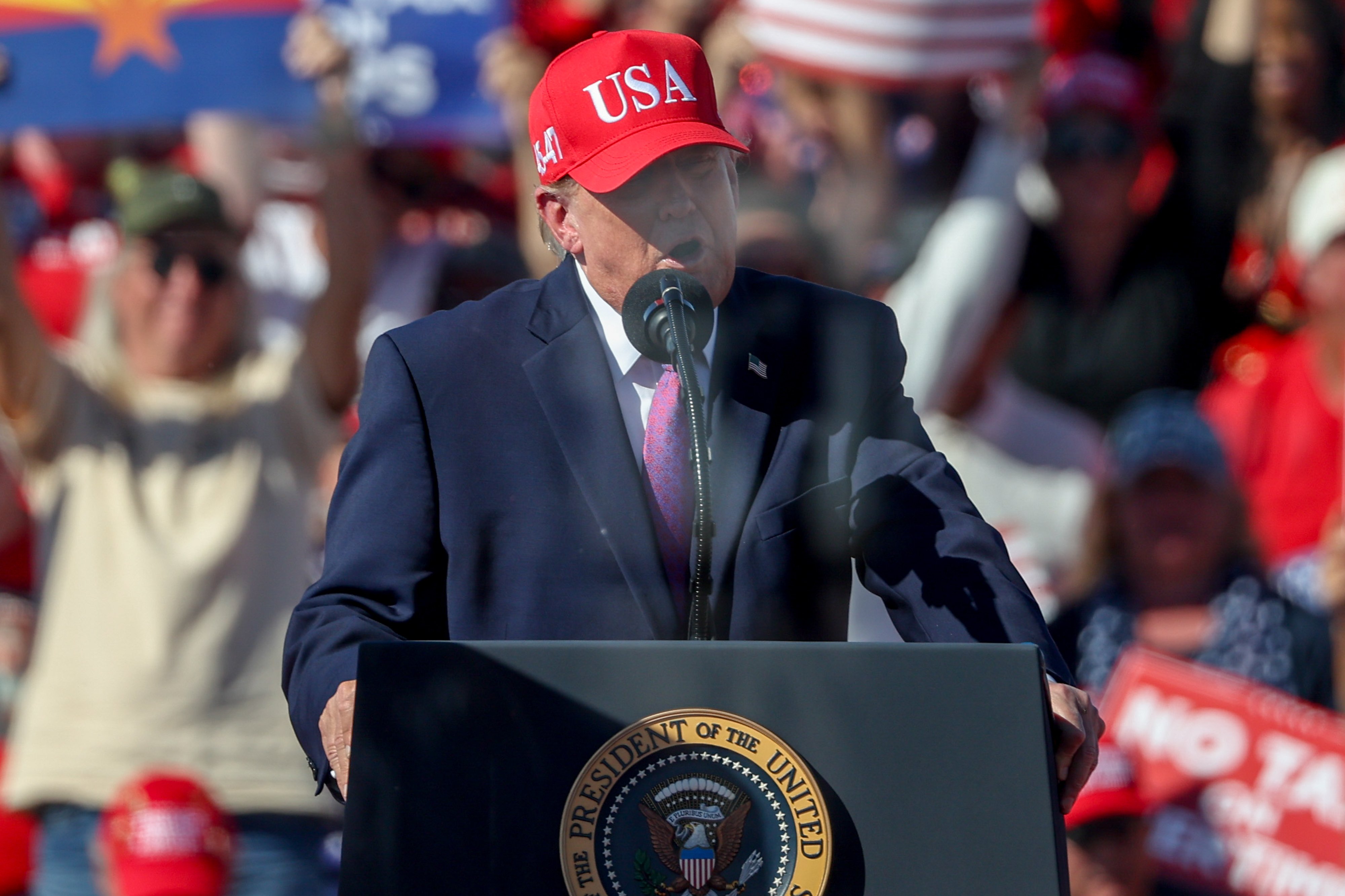 En Arizona, Trump dice que funcionarios que filtren información a medios "deberían ser baleados"