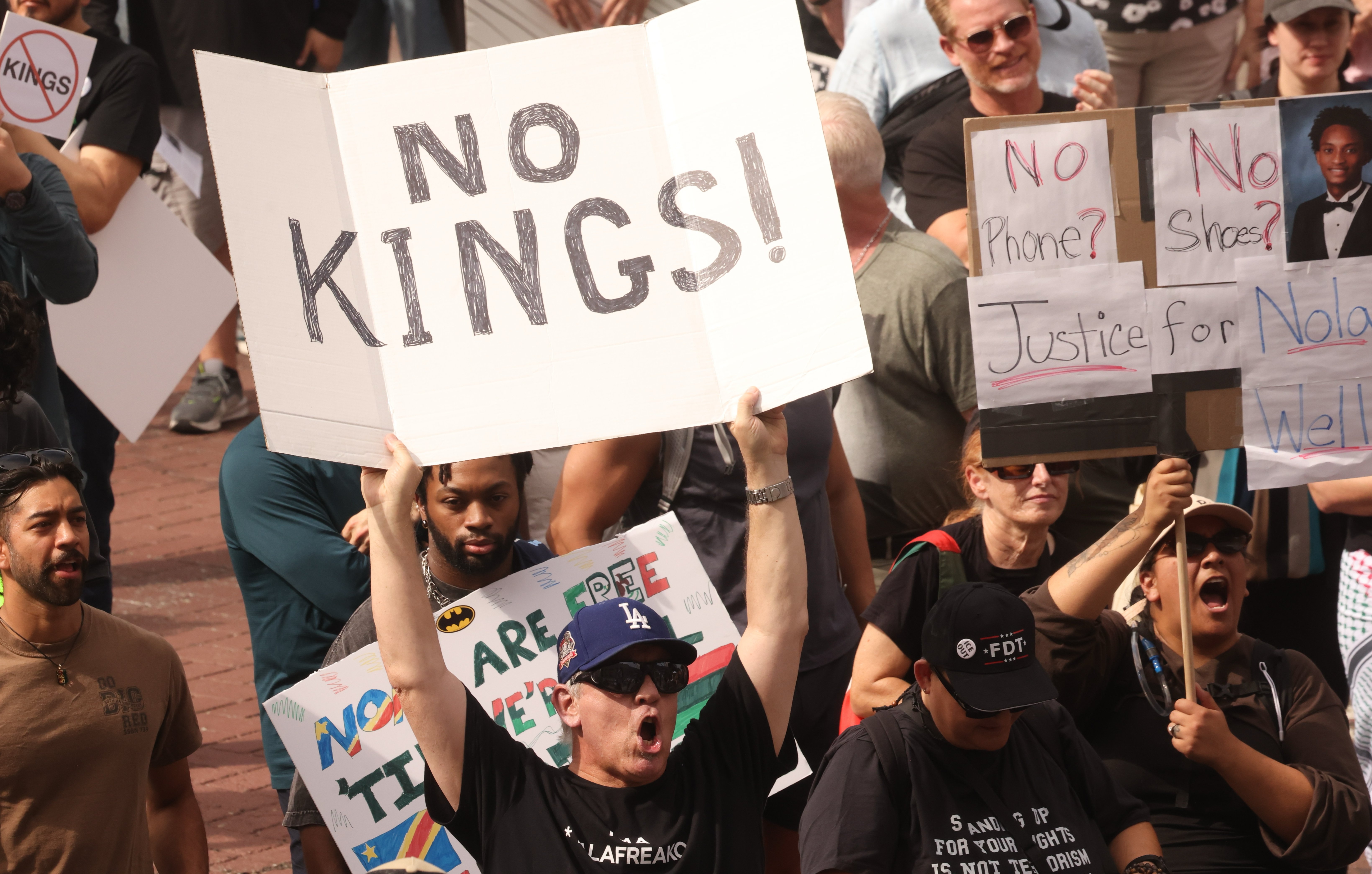 Manifestantes salen a las calles en ciudades de EEUU en protesta contra políticas de Trump