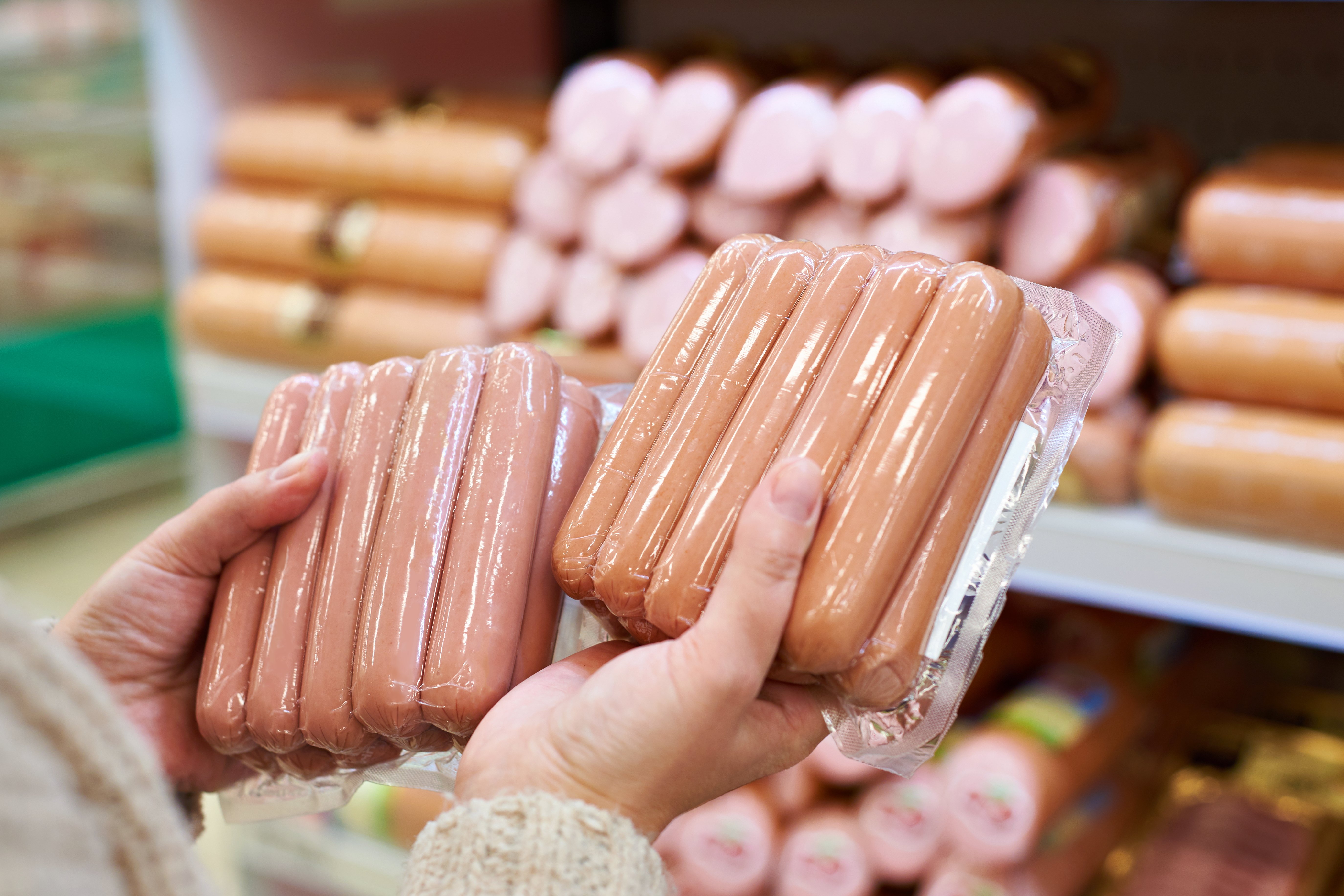 Retiran más de 1.5 millones de libras de hot dogs, albóndigas, embutidos y más