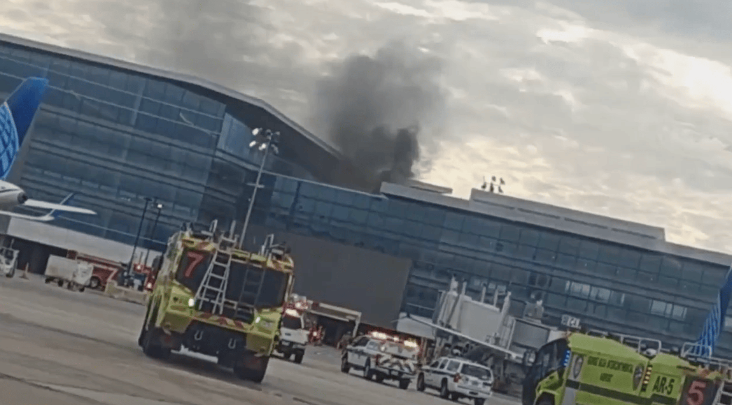 Controlan incendio en Terminal C del aeropuerto Bush de Houston