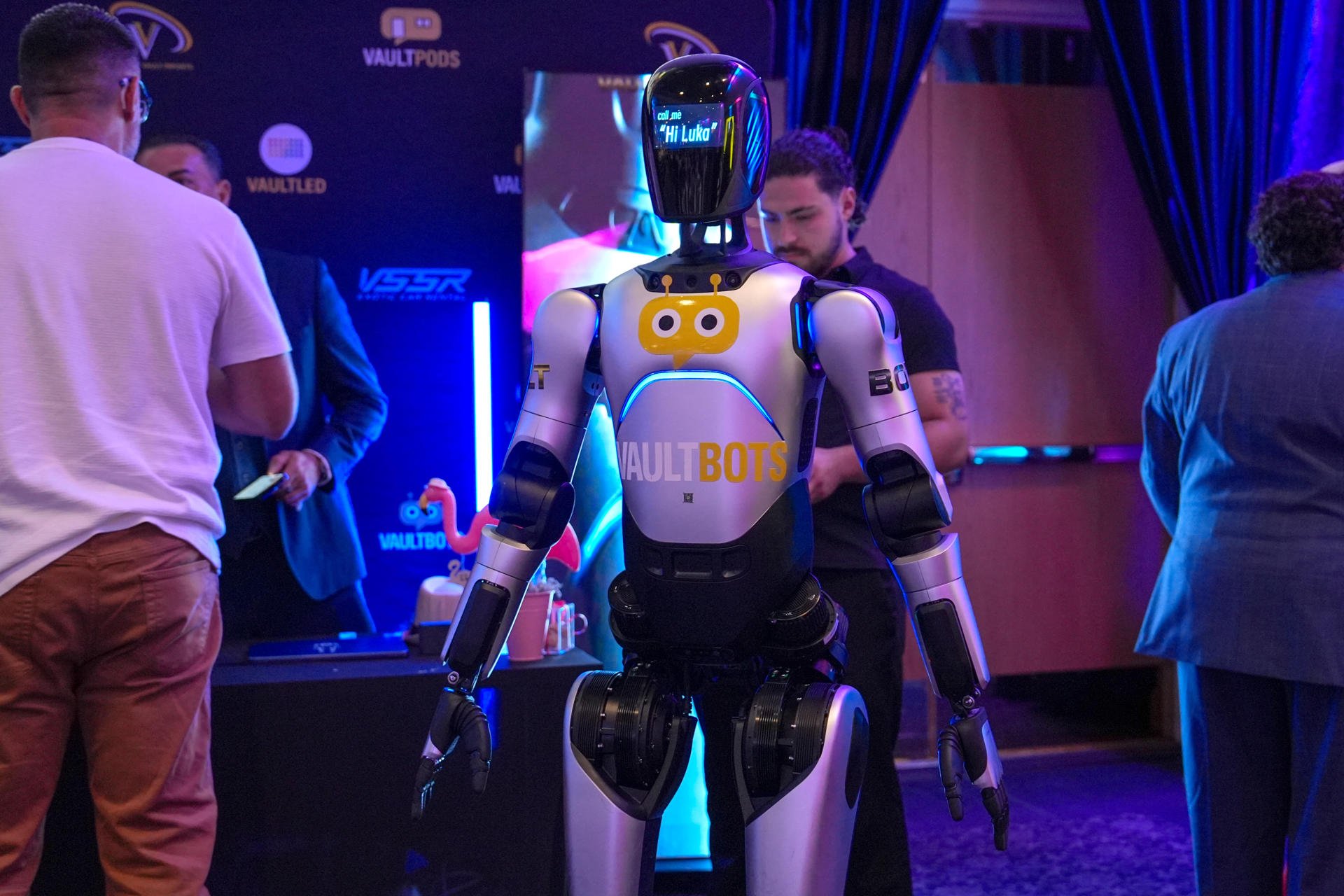 Presentan robot humanoide que responde en 80 idiomas