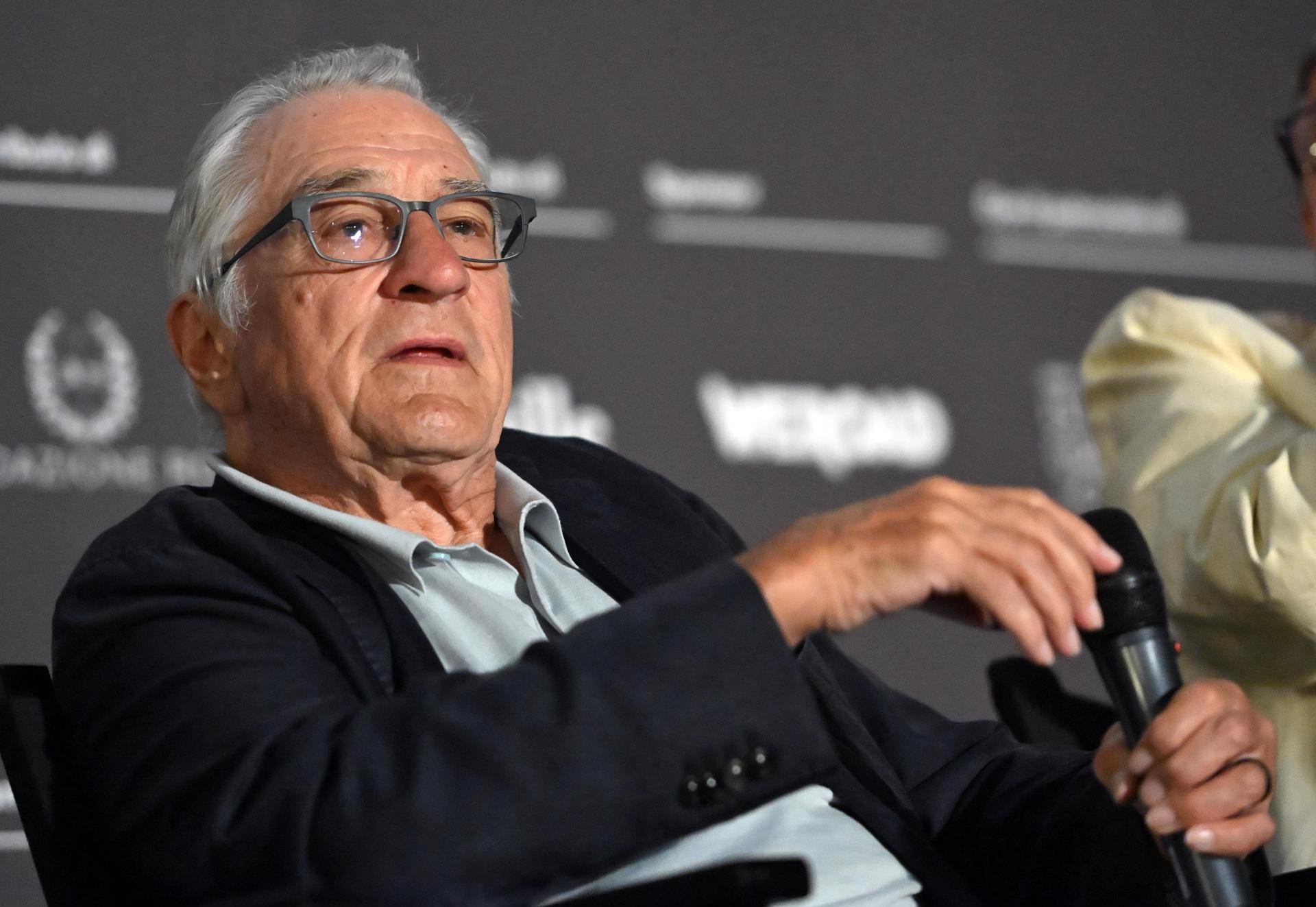 De Niro llama a Trump “cobarde” y "pedazo de m***da" en evento en Nueva York