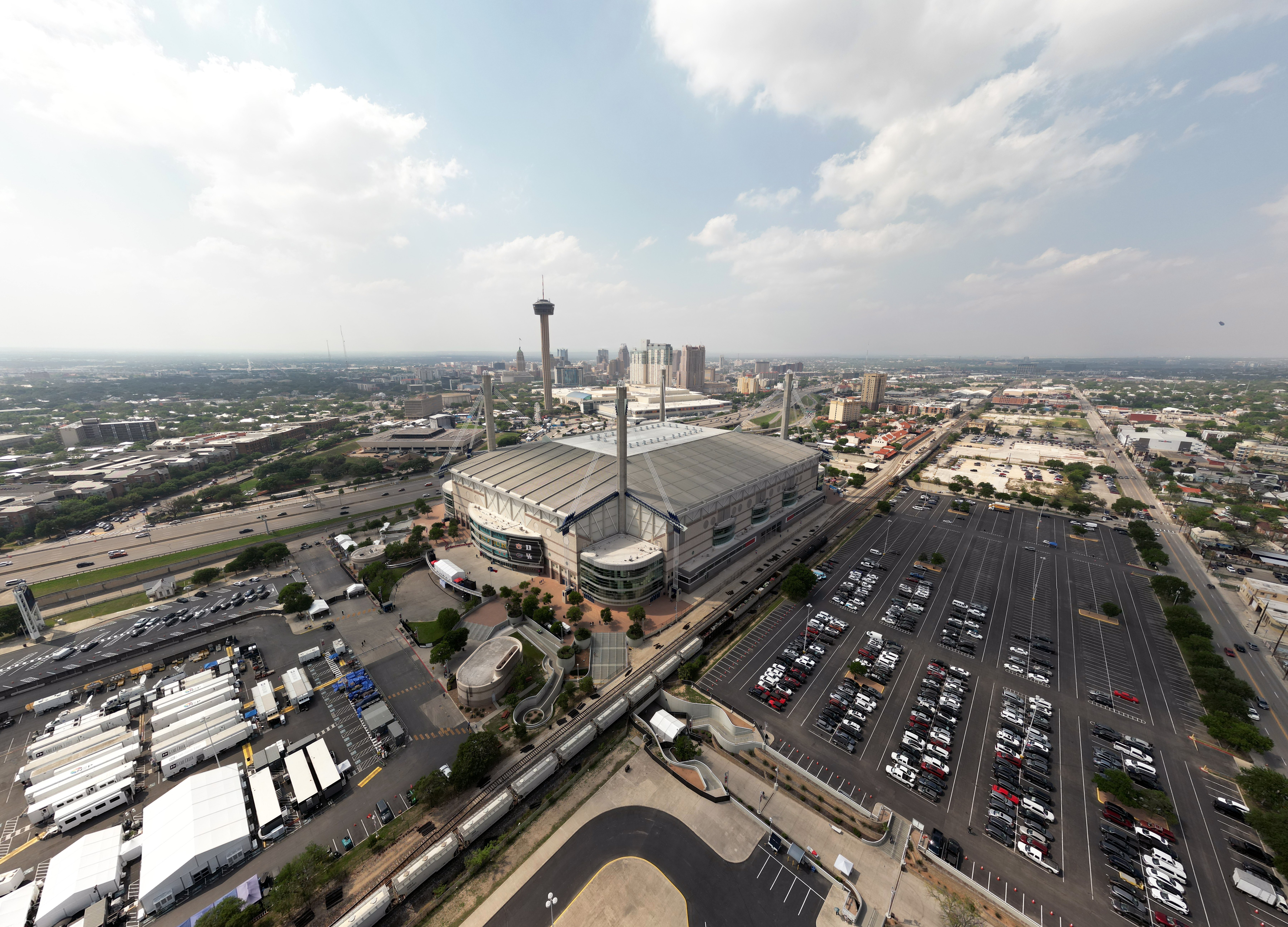 Militar muere tras caer desde el techo de estadio antes de partido de fútbol americano en Texas