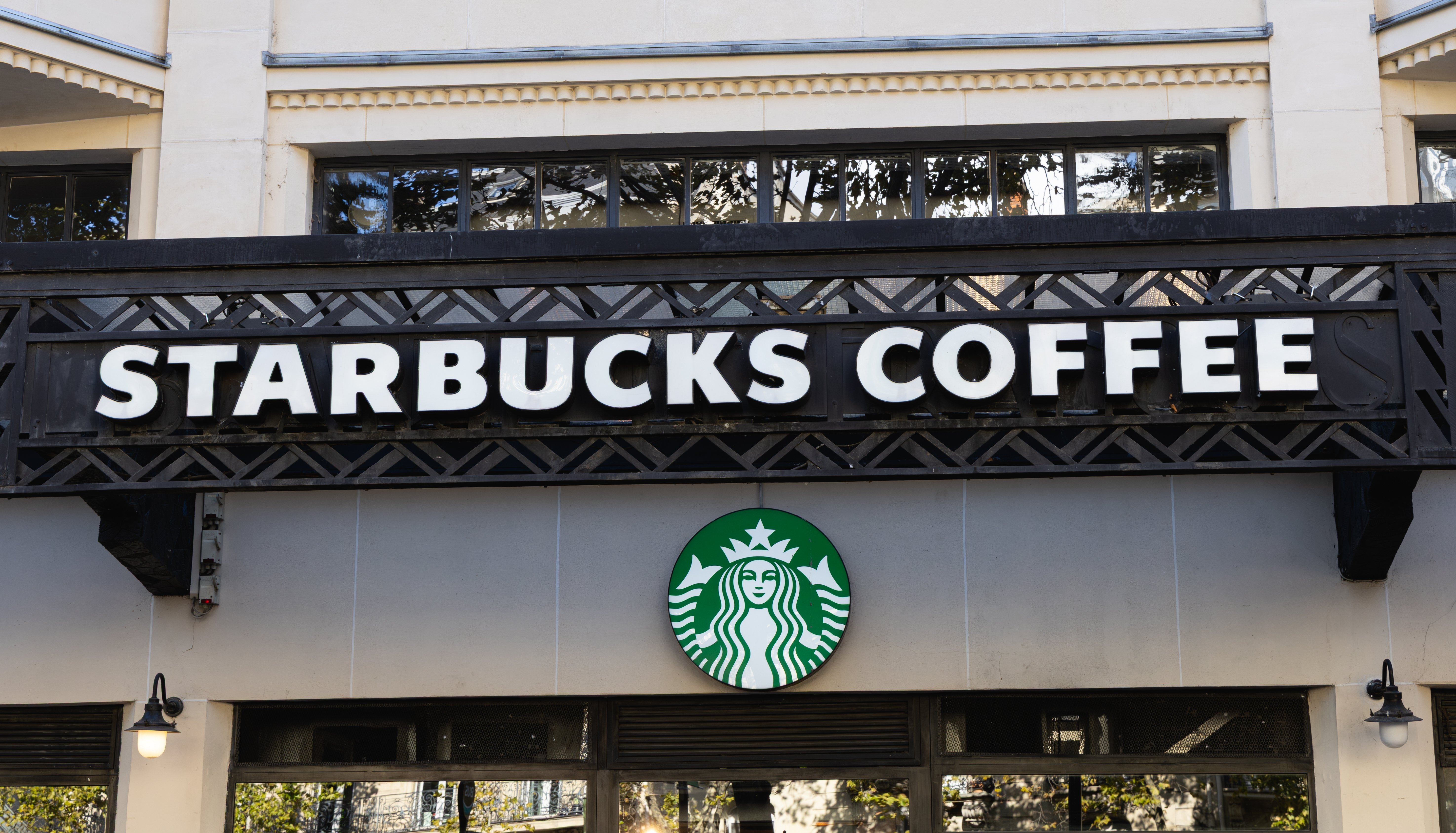Starbucks dice estar enfocada en su recuperación tras reporte sobre posible fusión con Chipotle
