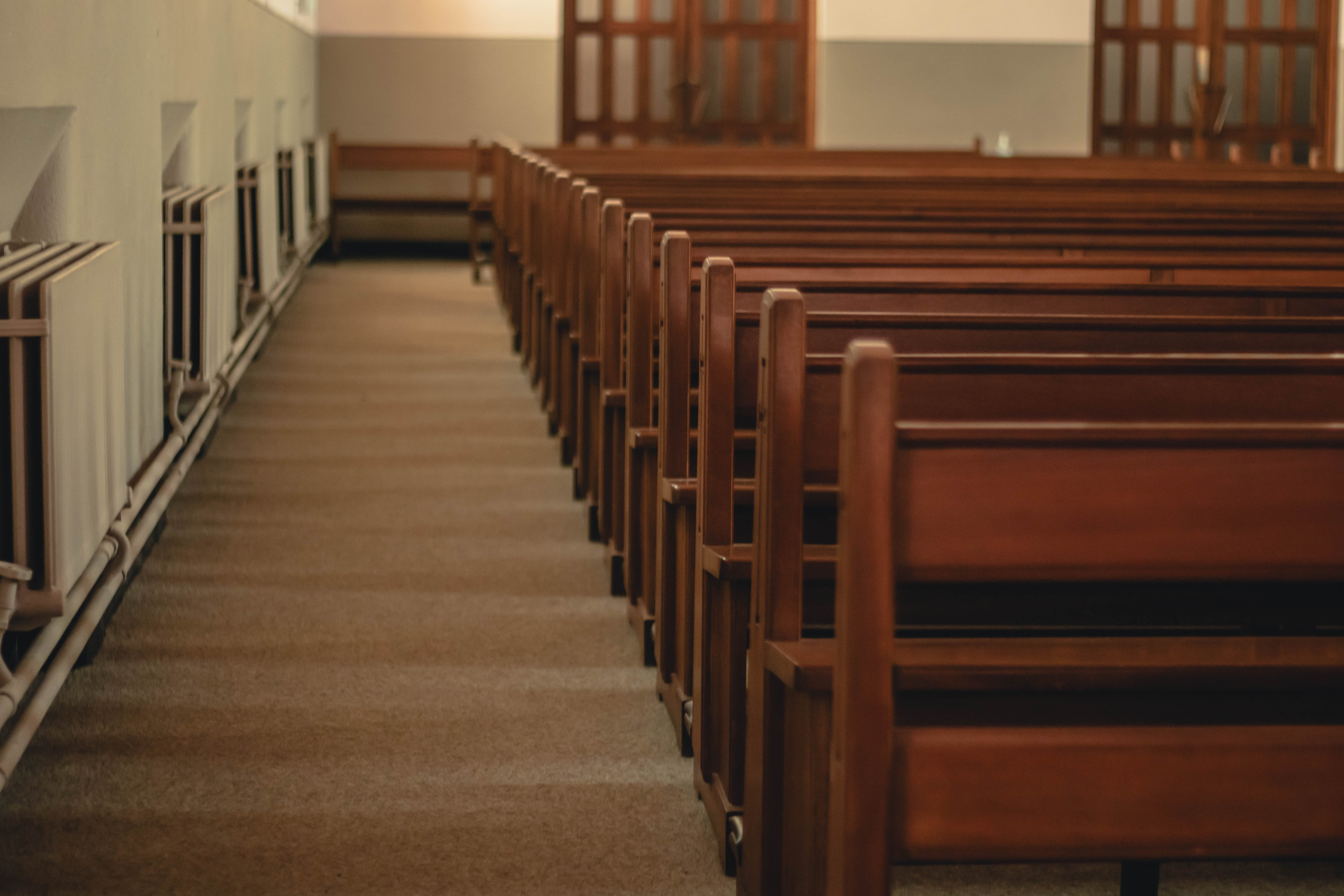 AP: sacerdote muere impactado por una cruz durante transmisión en directo