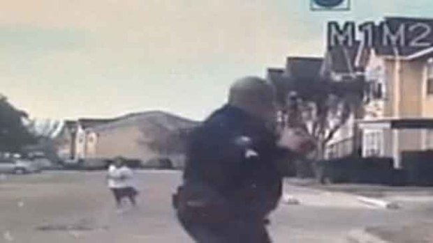 Video: Llaman héroe a policía por jugar fútbol