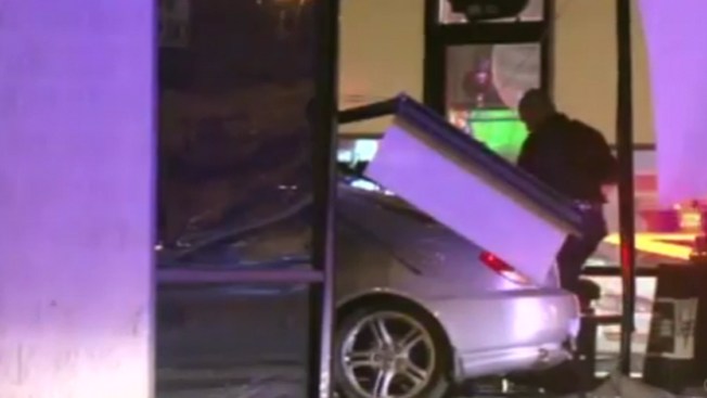 Conductor baleado se estrella en tienda
