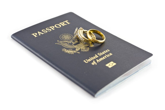 Fraude migratorio: acusan a 96 de fabricar matrimonios falsos